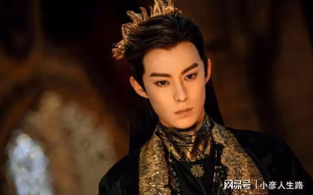 曾被眾嘲的「古偶醜男」王鶴棣，現卻成顏值天花板，斬獲觀眾的心