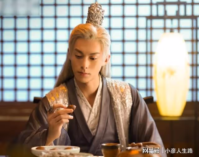 曾被眾嘲的「古偶醜男」王鶴棣，現卻成顏值天花板，斬獲觀眾的心