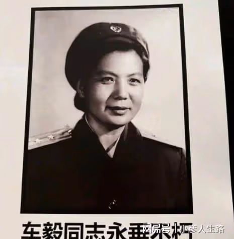 102歲演員車毅去世!車曉13字悼念透遺憾,祖孫倆病床牽手照曝光