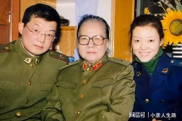 102歲演員車毅去世!車曉13字悼念透遺憾,祖孫倆病床牽手照曝光