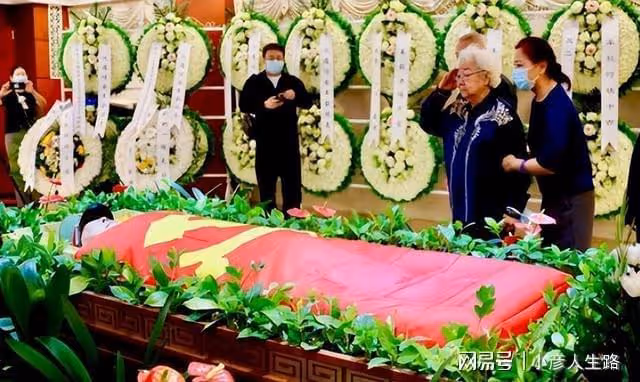 102歲演員車毅去世!車曉13字悼念透遺憾,祖孫倆病床牽手照曝光