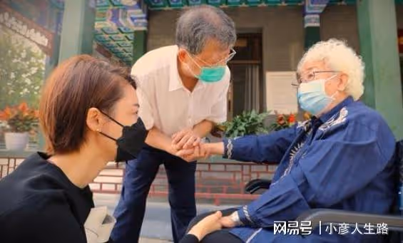 102歲演員車毅去世!車曉13字悼念透遺憾,祖孫倆病床牽手照曝光