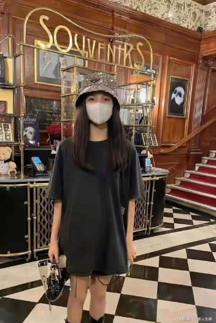李湘曬王詩齡英國校園照,變瘦了且氣質好,住安妮公主住過的房間
