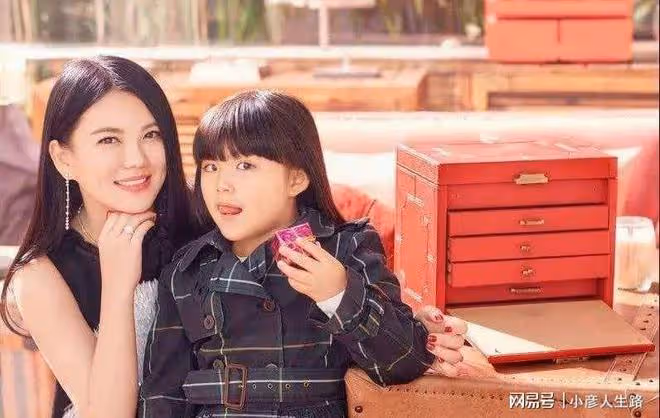李湘曬王詩齡英國校園照,變瘦了且氣質好,住安妮公主住過的房間