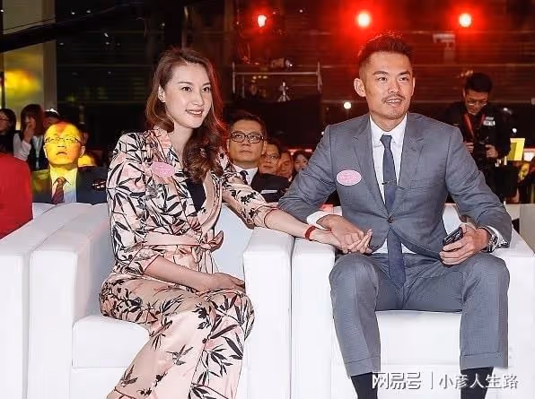 牽著老婆的手玩手機,她還面帶微笑一起看,超級丹的快樂我們不懂