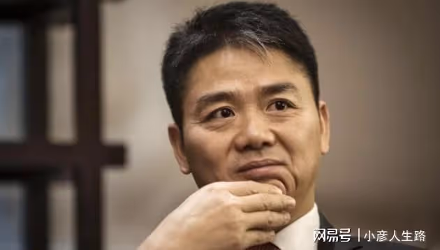劉強東夫婦風波後亮相聚會，東哥滿臉笑容狀態佳，章澤天模樣大變