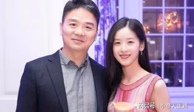 劉強東夫婦風波後亮相聚會，東哥滿臉笑容狀態佳，章澤天模樣大變