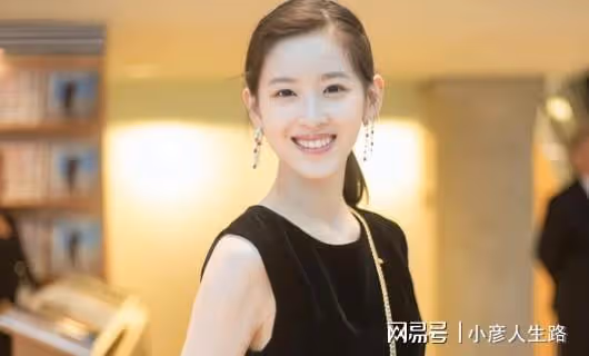 劉強東夫婦風波後亮相聚會，東哥滿臉笑容狀態佳，章澤天模樣大變