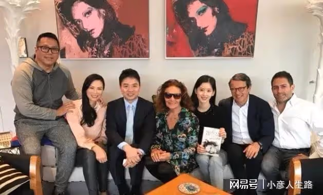 劉強東夫婦風波後亮相聚會，東哥滿臉笑容狀態佳，章澤天模樣大變