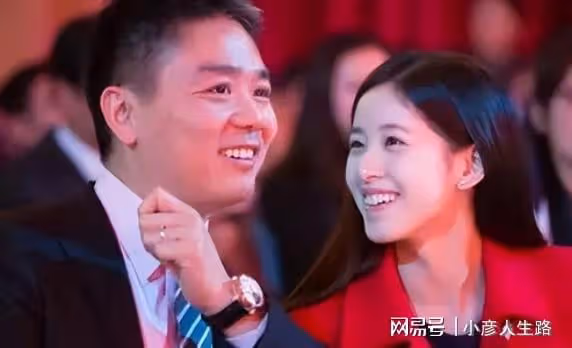 劉強東夫婦風波後亮相聚會,東哥滿臉笑容狀態佳,章澤天模樣大變