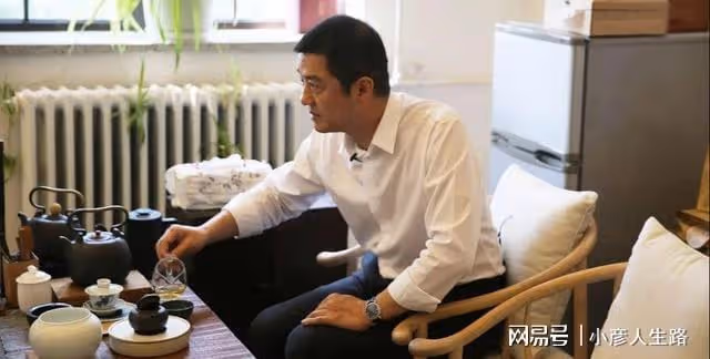 李亞鵬樸素裝扮山中喝茶，首次回應過億債務問題