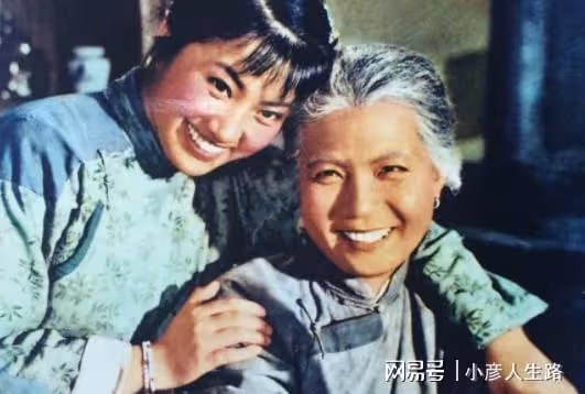 演員車曉曬告別現場照,眼含熱淚顯悲痛,94歲田華憶過往崢嶸歲月