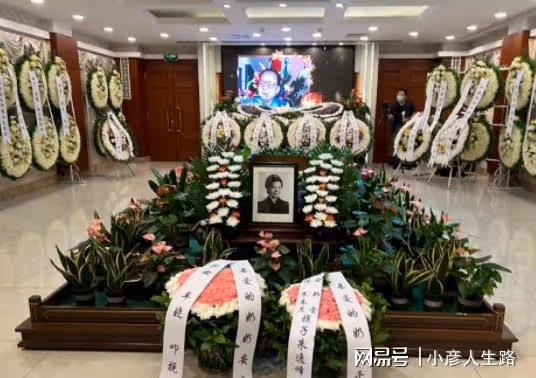 演員車曉曬告別現場照,眼含熱淚顯悲痛,94歲田華憶過往崢嶸歲月