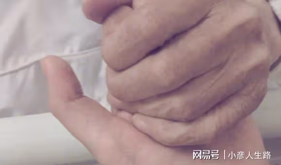 演員車曉曬告別現場照,眼含熱淚顯悲痛,94歲田華憶過往崢嶸歲月