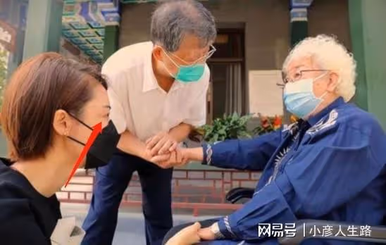 演員車曉曬告別現場照,眼含熱淚顯悲痛,94歲田華憶過往崢嶸歲月