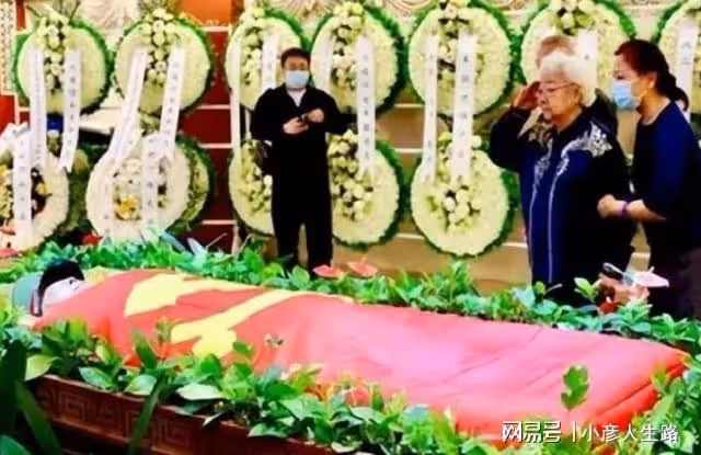 演員車曉曬告別現場照,眼含熱淚顯悲痛,94歲田華憶過往崢嶸歲月