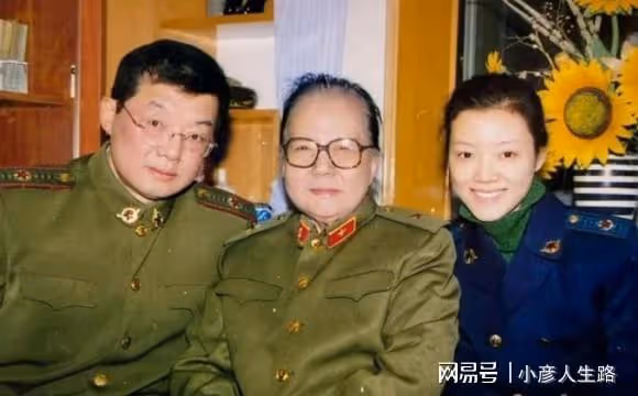 演員車曉曬告別現場照,眼含熱淚顯悲痛,94歲田華憶過往崢嶸歲月