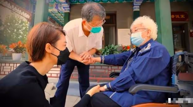 車曉102歲奶奶去世,系國家高級演員,被批准葬八寶山革命公墓