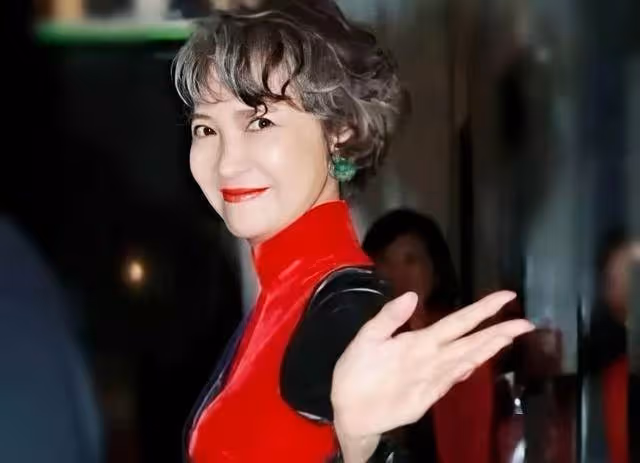 傳奇影后蕭芳芳!74歲罕露面,怒甩謝賢離婚秦祥林後「二婚超幸福」網友:活出了女人該有的樣子