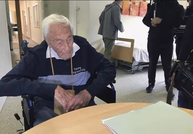 曾寶儀擁抱安樂去世老人,104歲高夀「兒孫環繞無慢性病」卻想離開人世「與老人最後對話」讓她有新的人生體悟