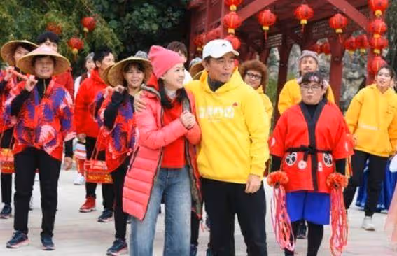 曾寶儀擁抱安樂去世老人,104歲高夀「兒孫環繞無慢性病」卻想離開人世「與老人最後對話」讓她有新的人生體悟