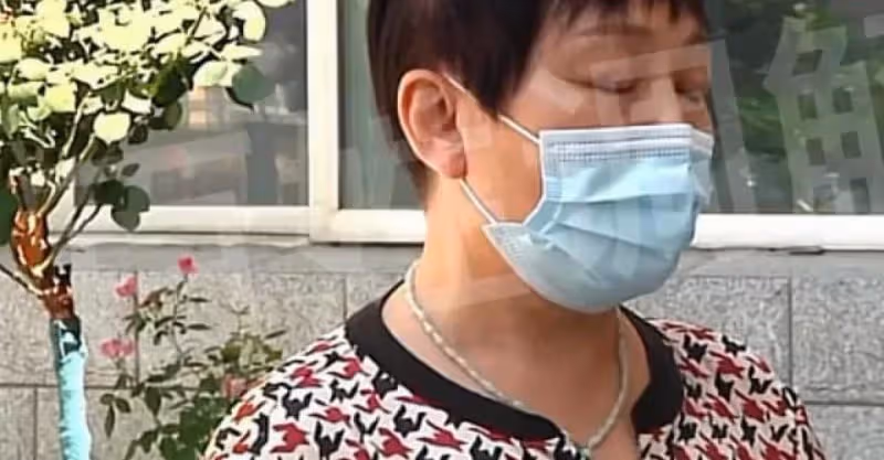 兒子18年不回家，怨恨父母偏心：姐姐給他們買房，就把老房子給她