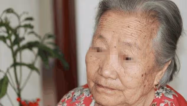 凡事留一線,他日好相見!阿嬤不小心弄髒女孩「假名牌衣服」獅子大開口「賠我一萬」,女兒前來賠償,一周後女孩傻了