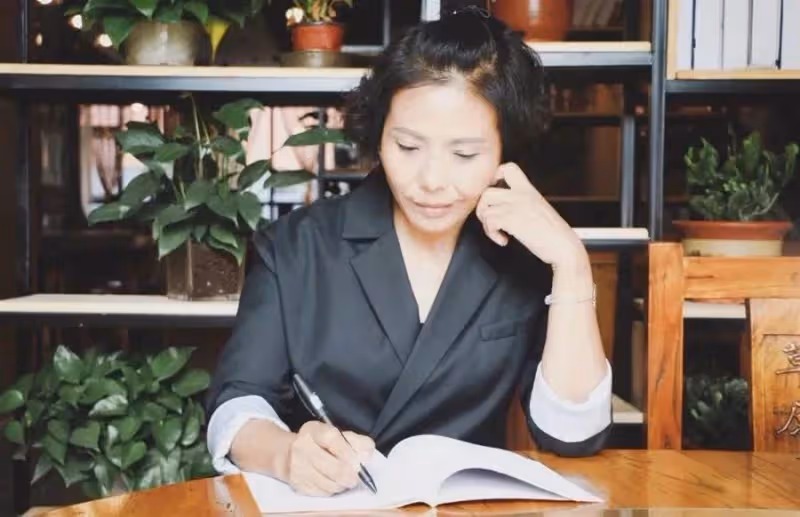 凡事留一線,他日好相見!阿嬤不小心弄髒女孩「假名牌衣服」獅子大開口「賠我一萬」,女兒前來賠償,一周後女孩傻了