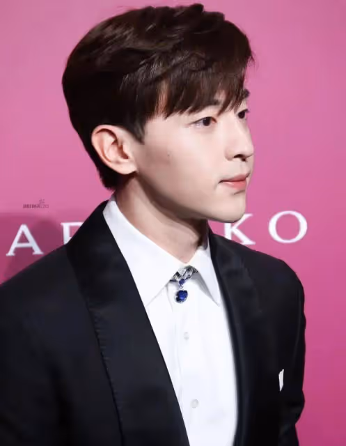 鄧倫官宣新代言,被嘲臉腫顏值下跌,狀態像房產中介