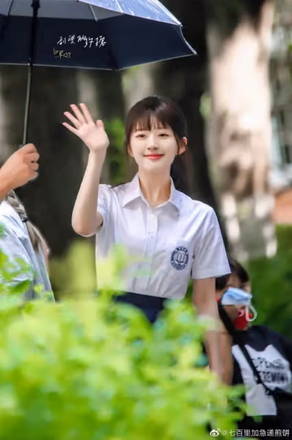 趙露思《偷偷藏不住》校服Look曝光 原著書迷:像13歲 –