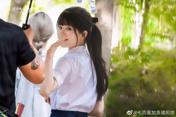 趙露思《偷偷藏不住》校服Look曝光 原著書迷:像13歲 –