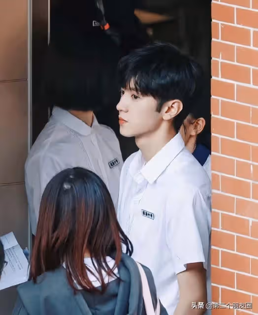 趙露思《偷偷藏不住》校服Look曝光 原著書迷:像13歲 –