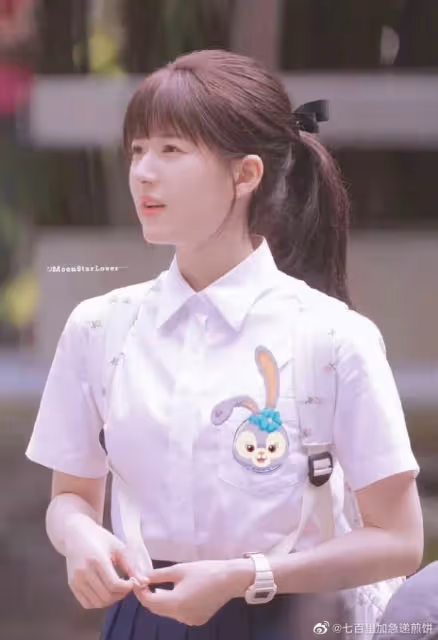 趙露思《偷偷藏不住》校服Look曝光 原著書迷:像13歲 –