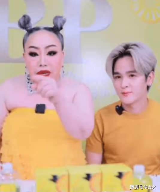 花美男被女富婆狂脫衣聞腋下 全程尬笑不敢反抗