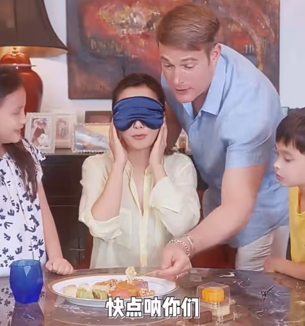 吳奇隆前妻一家慶中秋!混血兒女太像富豪老爸,豪宅曝光裝修奢華