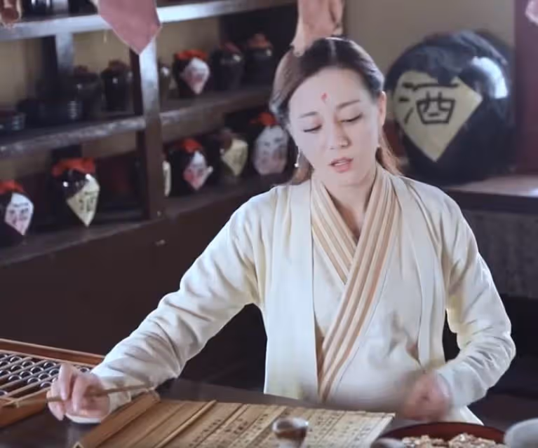 熱巴首次挑戰孕婦角色，笑著說出一句話，導演臉都變了，太可愛啦