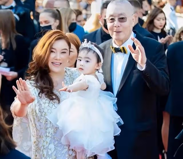 83歲鋼琴大師老來得女!1歲女兒長相可愛,將與妻子再生兩個兒子