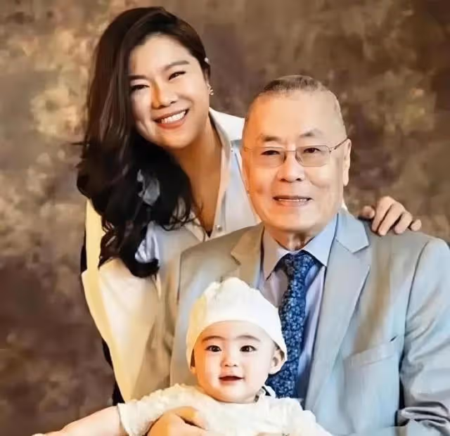 83歲鋼琴大師老來得女!1歲女兒長相可愛,將與妻子再生兩個兒子