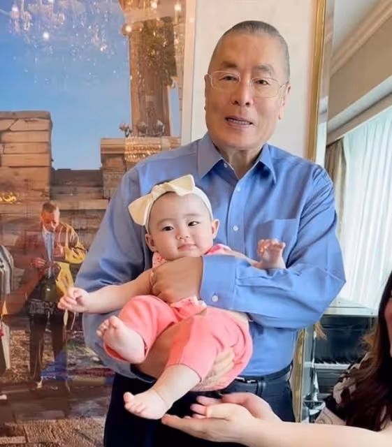 83歲鋼琴大師老來得女!1歲女兒長相可愛,將與妻子再生兩個兒子