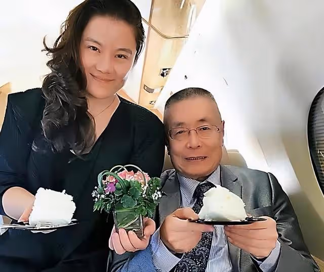 83歲鋼琴大師老來得女!1歲女兒長相可愛,將與妻子再生兩個兒子