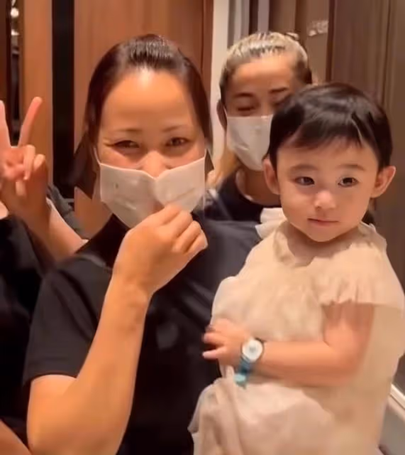 83歲鋼琴大師老來得女!1歲女兒長相可愛,將與妻子再生兩個兒子