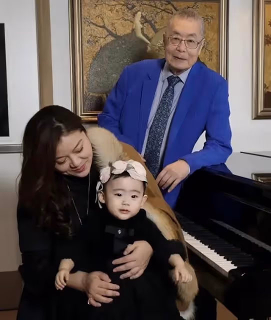 83歲鋼琴大師老來得女!1歲女兒長相可愛,將與妻子再生兩個兒子