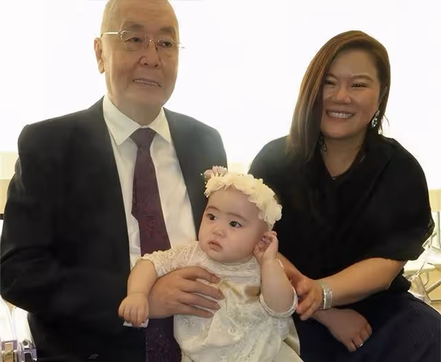 83歲鋼琴大師老來得女!1歲女兒長相可愛,將與妻子再生兩個兒子