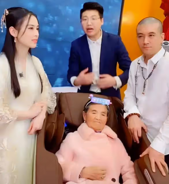 「要錢不要臉」的8位帶貨明星,撈錢的嘴臉太難看,窮成這樣了?