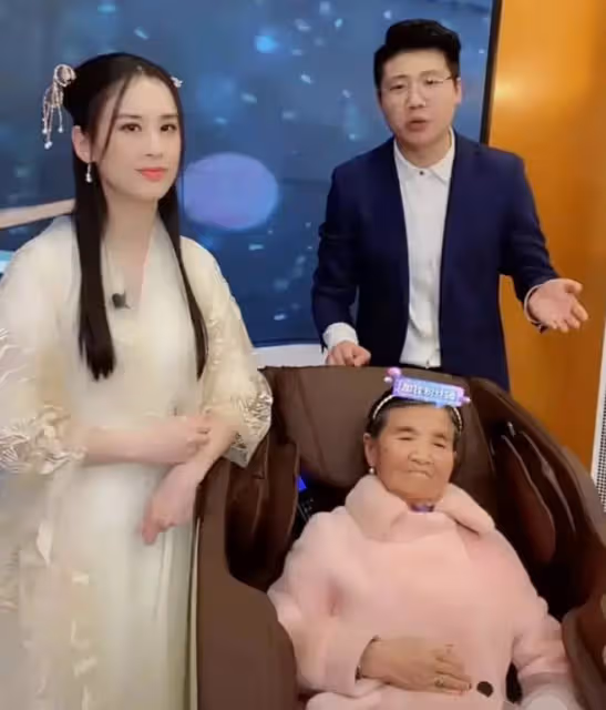 「要錢不要臉」的8位帶貨明星,撈錢的嘴臉太難看,窮成這樣了?
