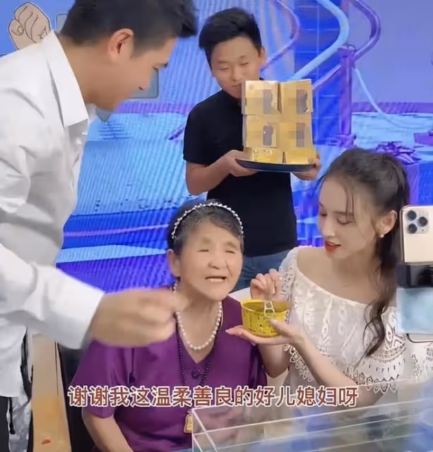 「要錢不要臉」的8位帶貨明星,撈錢的嘴臉太難看,窮成這樣了?