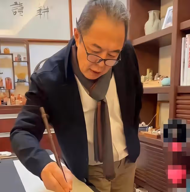 「要錢不要臉」的8位帶貨明星,撈錢的嘴臉太難看,窮成這樣了?