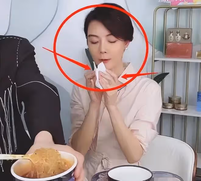 「要錢不要臉」的8位帶貨明星,撈錢的嘴臉太難看,窮成這樣了?