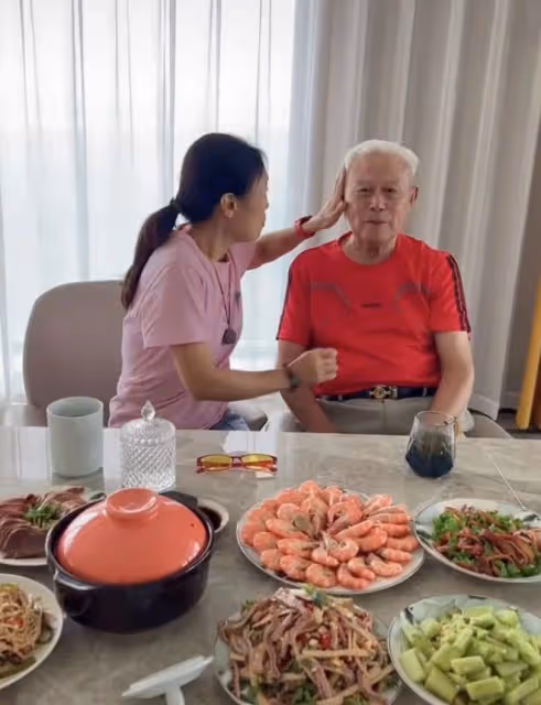 60歲吳瓊回安徽娘家！豪宅曝光滿桌硬菜，與年邁父親長相複製粘貼