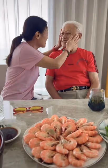 60歲吳瓊回安徽娘家！豪宅曝光滿桌硬菜，與年邁父親長相複製粘貼